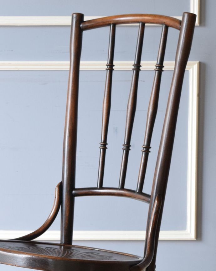 ベントウッドチェア　アンティーク チェア　ゆらゆら揺れる英国アンティークの椅子、木製のロッキングチェア（ベントウッドチェア）。木目や色は1脚1脚微妙に違いますが、どれもキレイに仕上げています。(k-1225-c)
