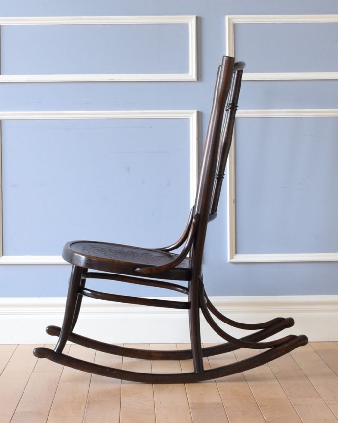 ベントウッドチェア　アンティーク チェア　ゆらゆら揺れる英国アンティークの椅子、木製のロッキングチェア（ベントウッドチェア）。ゆらゆらしながら、日向ぼっこ・・・なんていかがでしょう？。(k-1225-c)