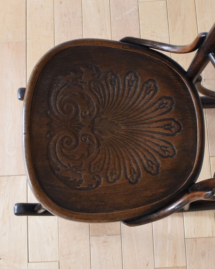 ベントウッドチェア　アンティーク チェア　ゆらゆら揺れる英国アンティークの椅子、木製のロッキングチェア（ベントウッドチェア）。座面にはさりげなく美しい模様が描かれています。(k-1225-c)