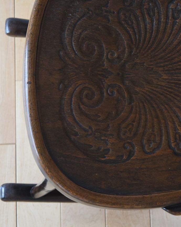 ベントウッドチェア　アンティーク チェア　ゆらゆら揺れる英国アンティークの椅子、木製のロッキングチェア（ベントウッドチェア）。丸い座面なので、お子様のいるご家庭でも安心です。(k-1225-c)