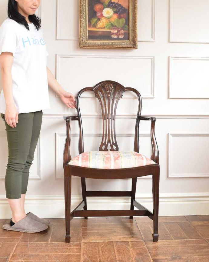サロンチェア　アンティーク チェア　イギリスの豪華なアンティークチェア、背もたれの美しいアームチェア 。座るためだけじゃなく見て楽しむ椅子上質な雰囲気が漂うアンティークのサロンチェアは、座るためだけの椅子ではありません。(k-1228-c)