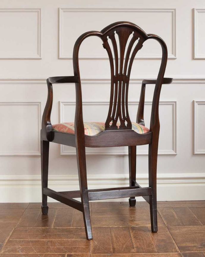 サロンチェア　アンティーク チェア　イギリスの豪華なアンティークチェア、背もたれの美しいアームチェア 。後ろ姿にも自信アリ並べた時に後ろから見ることも多い椅子。(k-1228-c)