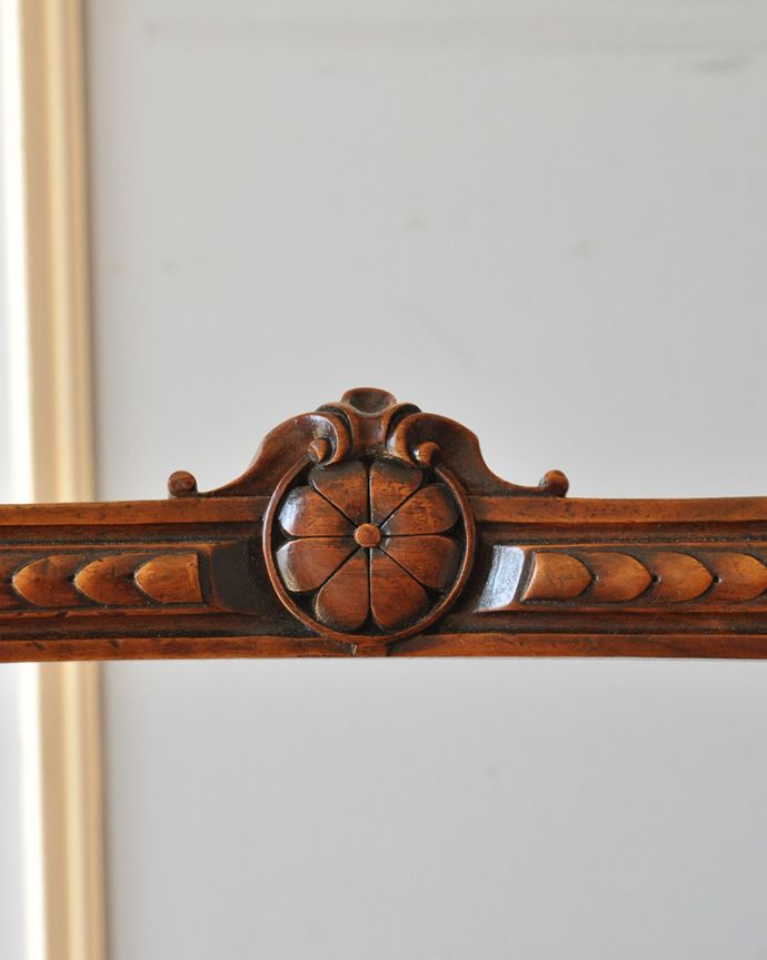 サロンチェア　アンティーク チェア　優雅なシルエットのアンティークチェア、1900年代のイギリス輸入のバルーンバックチェア。贅沢なほどに施された彫の装飾！リッチな気分で心を満たしてくれます。(k-1231-c)