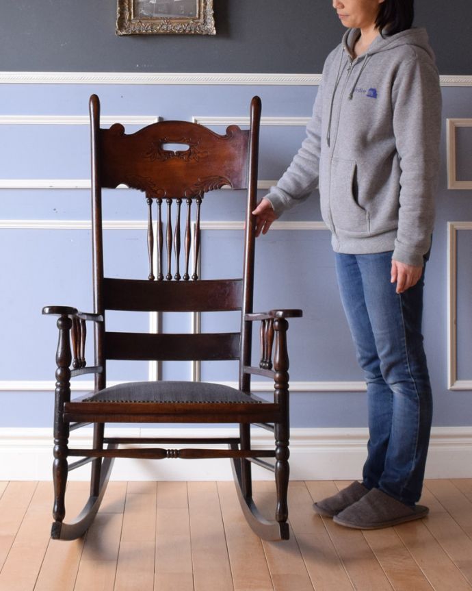 サロンチェア　アンティーク チェア　英国で見つけたアンティーク椅子、背もたれの美しい木製のロッキングチェア。ちょっとしたくつろぎの時間に・・・深く腰掛けると、とっても気持ちいいです。(k-1232-c)