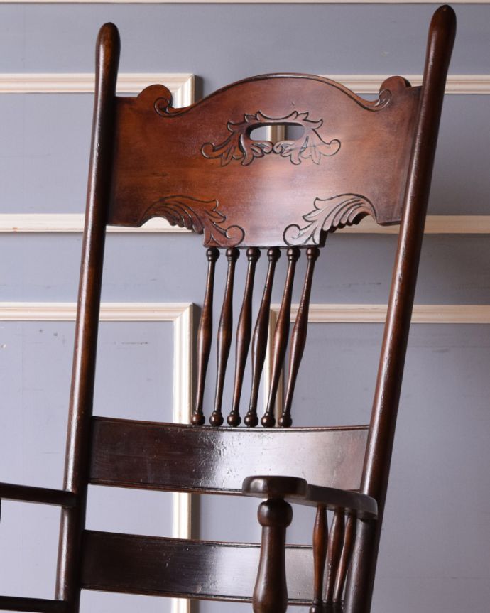 サロンチェア　アンティーク チェア　英国で見つけたアンティーク椅子、背もたれの美しい木製のロッキングチェア。木目や色は1脚1脚微妙に違いますが、どれもキレイに仕上げています。(k-1232-c)