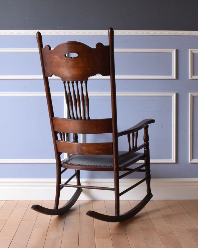 サロンチェア　アンティーク チェア　英国で見つけたアンティーク椅子、背もたれの美しい木製のロッキングチェア。アンティークは新品ではないので、もちろん経年変化によるキズはありますが、専門の職人が目立たないようキレイにお直しをしているので、後姿までキレイです。(k-1232-c)