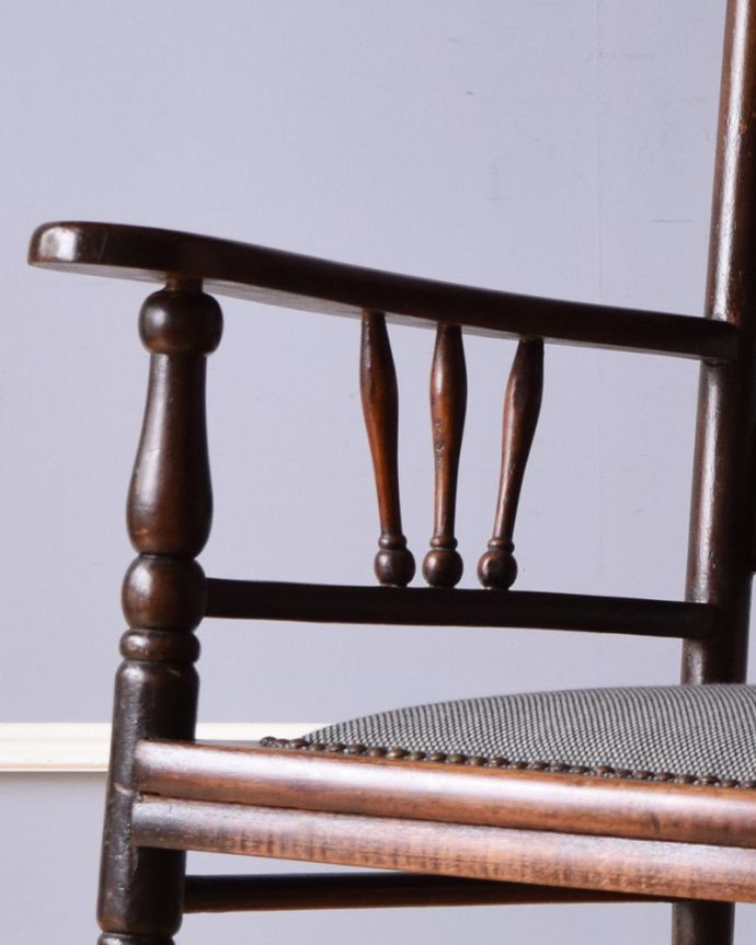 サロンチェア　アンティーク チェア　英国で見つけたアンティーク椅子、背もたれの美しい木製のロッキングチェア。肘掛けがあります。(k-1232-c)