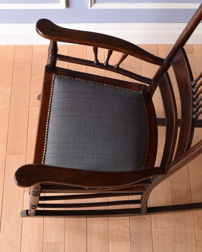 サロンチェア　アンティーク チェア　英国で見つけたアンティーク椅子、背もたれの美しい木製のロッキングチェア。座面は布が貼ってあるので、長時間座っても疲れません。(k-1232-c)