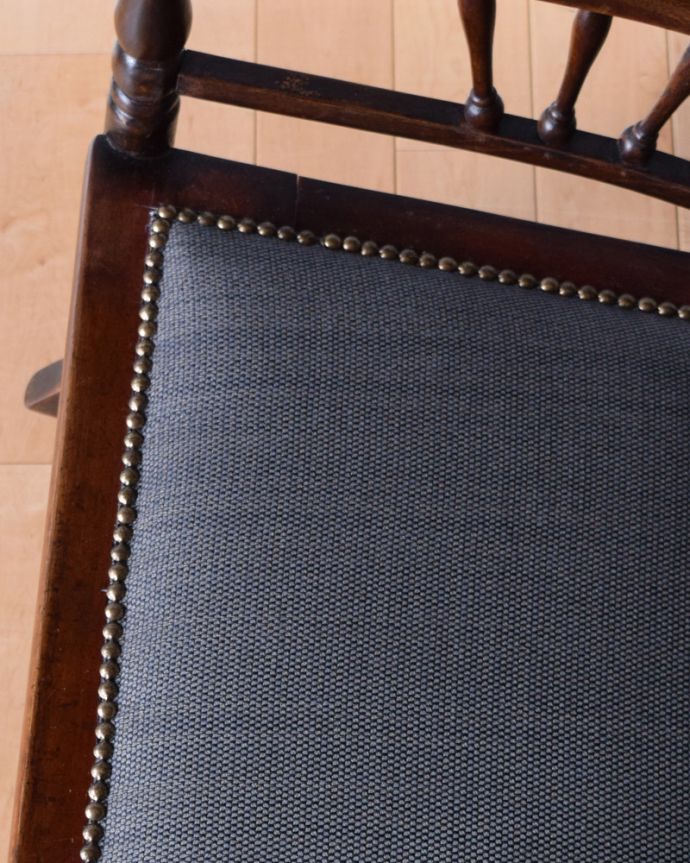 サロンチェア　アンティーク チェア　英国で見つけたアンティーク椅子、背もたれの美しい木製のロッキングチェア。鋲がかっこいいデザインです。(k-1232-c)