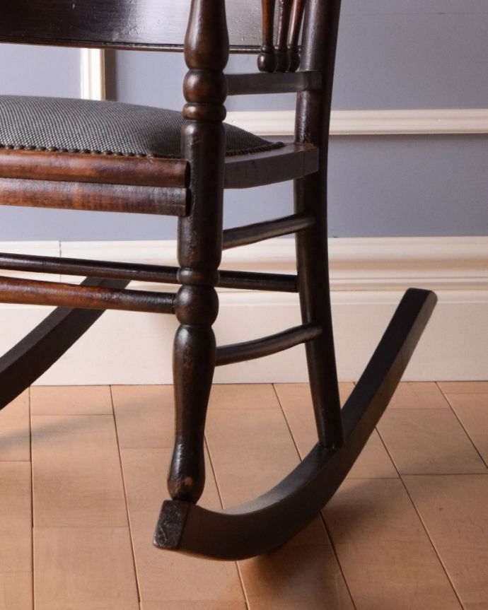 サロンチェア　アンティーク チェア　英国で見つけたアンティーク椅子、背もたれの美しい木製のロッキングチェア。メンテナンスをしっかりしているので大柄な男性でも安心してお掛けください。(k-1232-c)