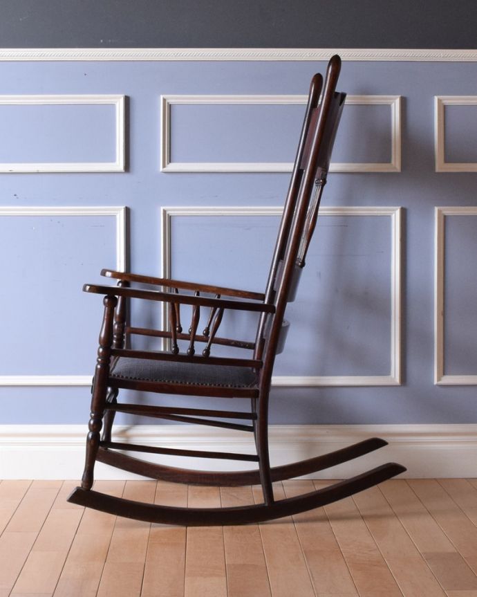 サロンチェア　アンティーク チェア　英国で見つけたアンティーク椅子、背もたれの美しい木製のロッキングチェア。ゆらゆらしながら、日向ぼっこ・・・なんていかがでしょう？。(k-1232-c)