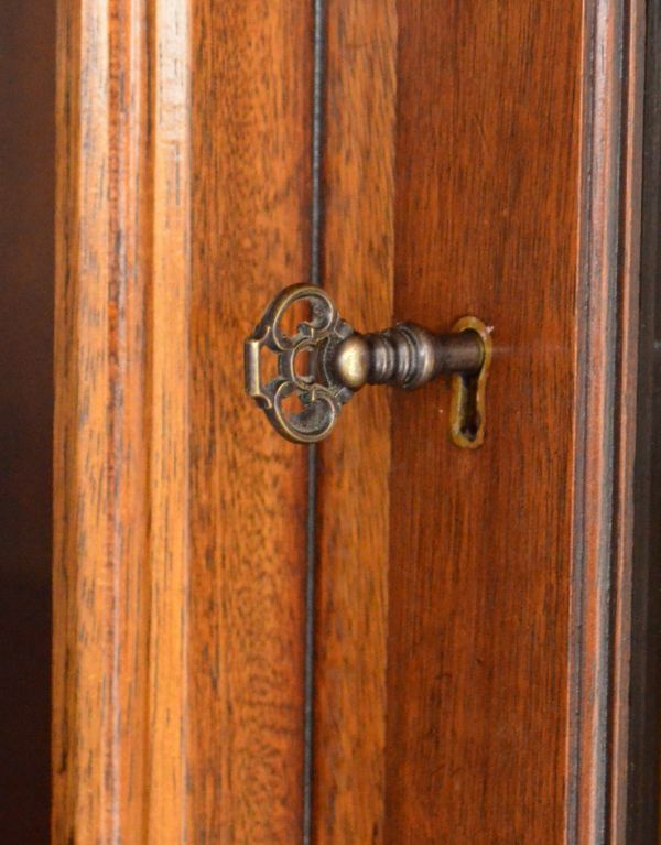 アンティークのキャビネット　アンティーク家具　豪華なアンティーク家具、マホガニー材を使った美しいキャビネット（飾り棚）。扉全てに鍵穴が付いています。(k-1232-f)