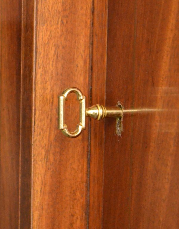 アンティークのキャビネット　アンティーク家具　豪華なアンティーク家具、マホガニー材を使った美しいキャビネット（飾り棚）。キャビネットの取っ手は鍵です。(k-1232-f)