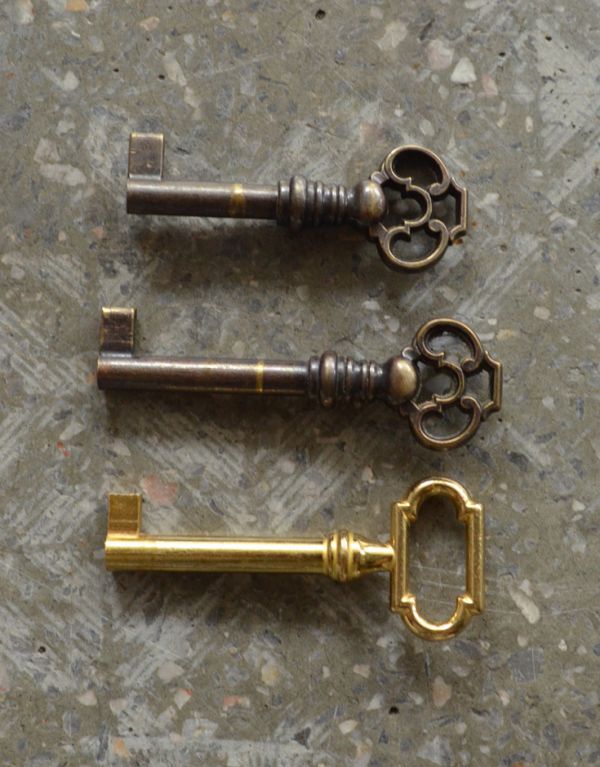 アンティークのキャビネット　アンティーク家具　豪華なアンティーク家具、マホガニー材を使った美しいキャビネット（飾り棚）。鍵穴6つの全てに共通して使える鍵です。(k-1232-f)