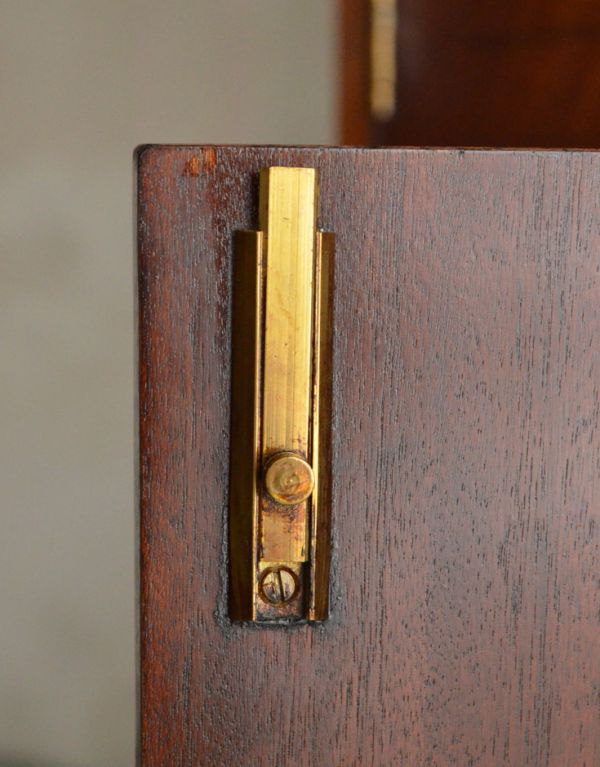 アンティークのキャビネット　アンティーク家具　豪華なアンティーク家具、マホガニー材を使った美しいキャビネット（飾り棚）。扉内には、ドアストッパーが付いています。(k-1232-f)