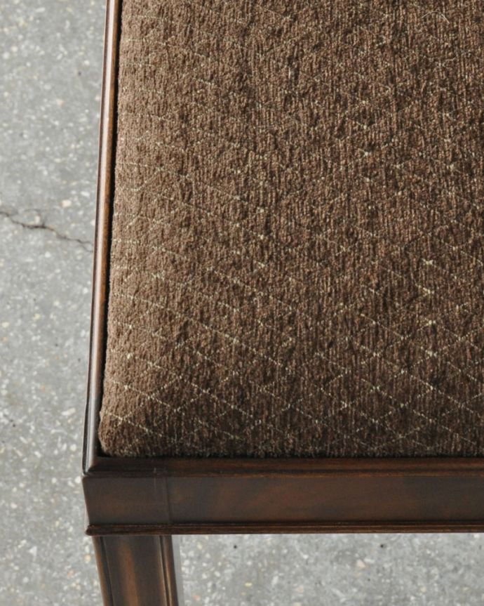 布座面　アンティーク チェア　大人っぽい英国スタイルの布張りチェア、マホガニー材のアンティークスツール。座り心地がいいクッション付きの座面。(k-1233-c)
