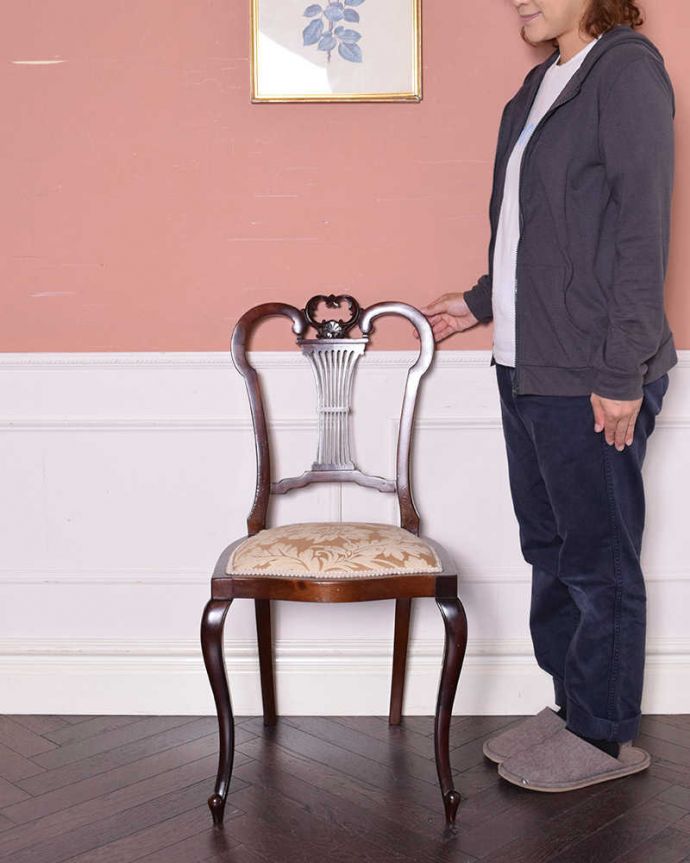 サロンチェア　アンティーク チェア　英国輸入の美しい椅子、マホガニー材のアンティークサイドチェア(サロンチェア) 。上品な雰囲気が漂うチェア。(k-1234-c)