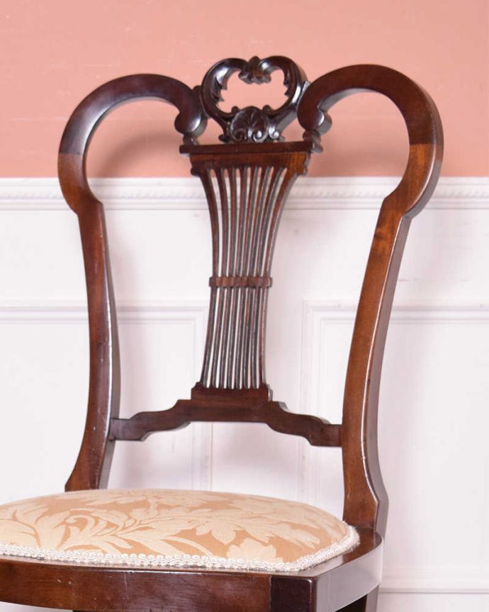 サロンチェア　アンティーク チェア　英国輸入の美しい椅子、マホガニー材のアンティークサイドチェア(サロンチェア) 。木目や色は1脚1脚微妙に違いますが、どれもキレイに仕上げています。(k-1234-c)