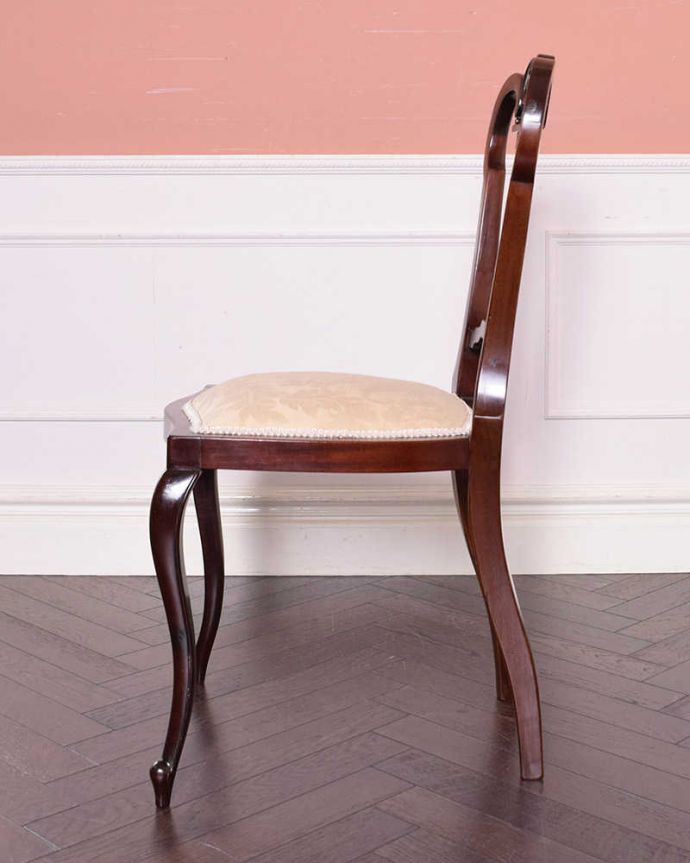 サロンチェア　アンティーク チェア　英国輸入の美しい椅子、マホガニー材のアンティークサイドチェア(サロンチェア) 。横から見ても綺麗な装飾が楽しめます。(k-1234-c)
