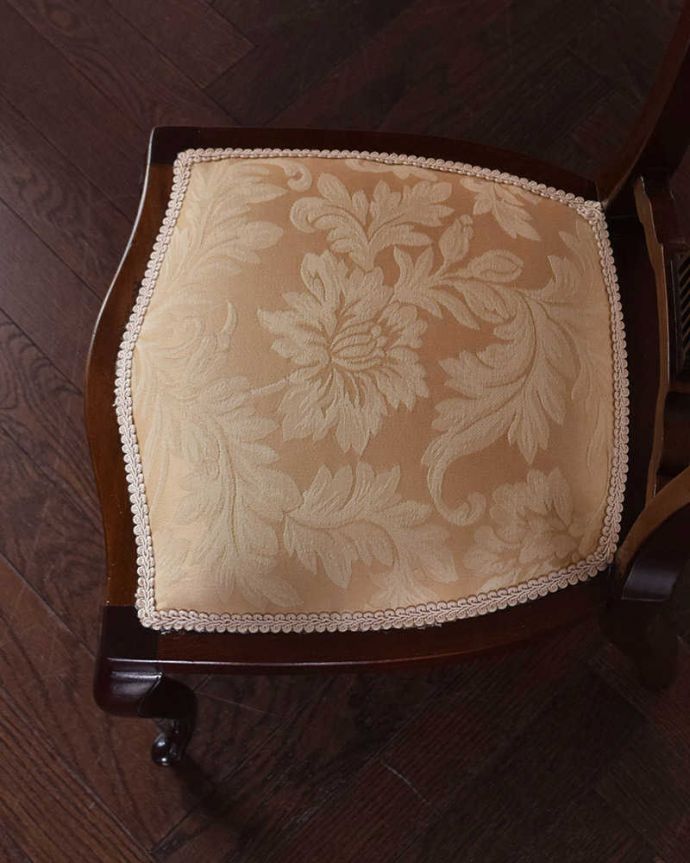 サロンチェア　アンティーク チェア　英国輸入の美しい椅子、マホガニー材のアンティークサイドチェア(サロンチェア) 。布が貼ってあるので、長時間座っても疲れません。(k-1234-c)