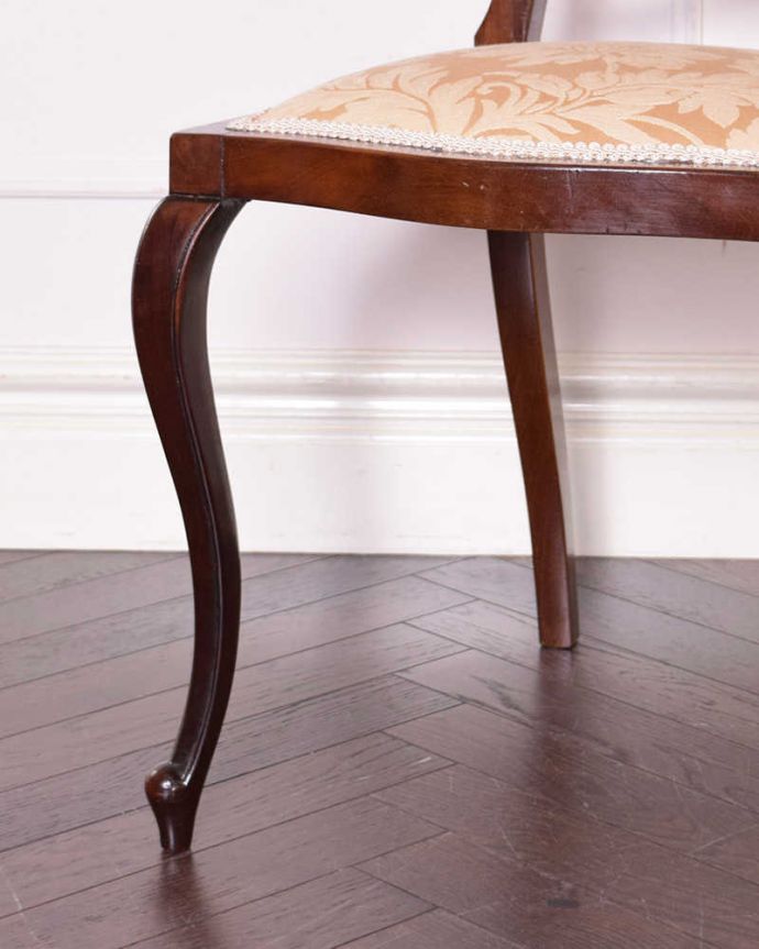 サロンチェア　アンティーク チェア　英国輸入の美しい椅子、マホガニー材のアンティークサイドチェア(サロンチェア) 。優雅なデザインの脚。(k-1234-c)