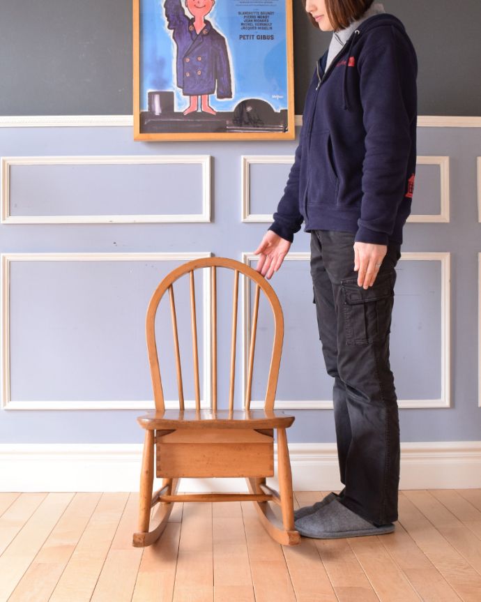 アーコールの家具　アンティーク チェア　英国アンティークの椅子、珍しい！引き出し付きの木製のロッキングチェア。ちょっとしたくつろぎの時間に・・・深く腰掛けると、とっても気持ちいいです。(k-1236-c)