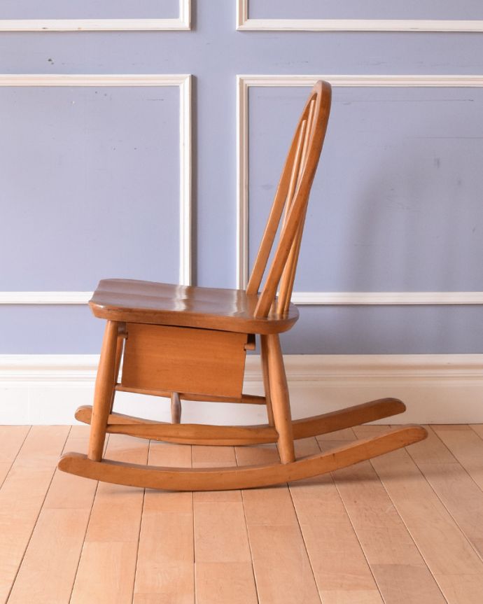 アーコールの家具　アンティーク チェア　英国アンティークの椅子、珍しい！引き出し付きの木製のロッキングチェア。ゆらゆらしながら、日向ぼっこ・・・なんていかがでしょう？。(k-1236-c)