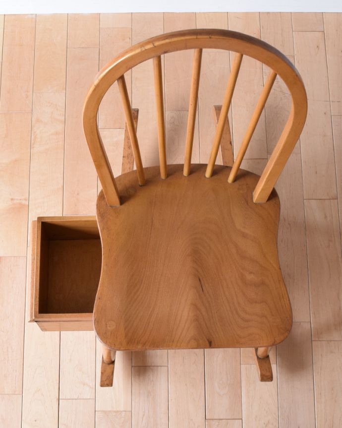 アーコールの家具　アンティーク チェア　英国アンティークの椅子、珍しい！引き出し付きの木製のロッキングチェア。座面の下には小さな引き出しが１杯付いています。(k-1236-c)