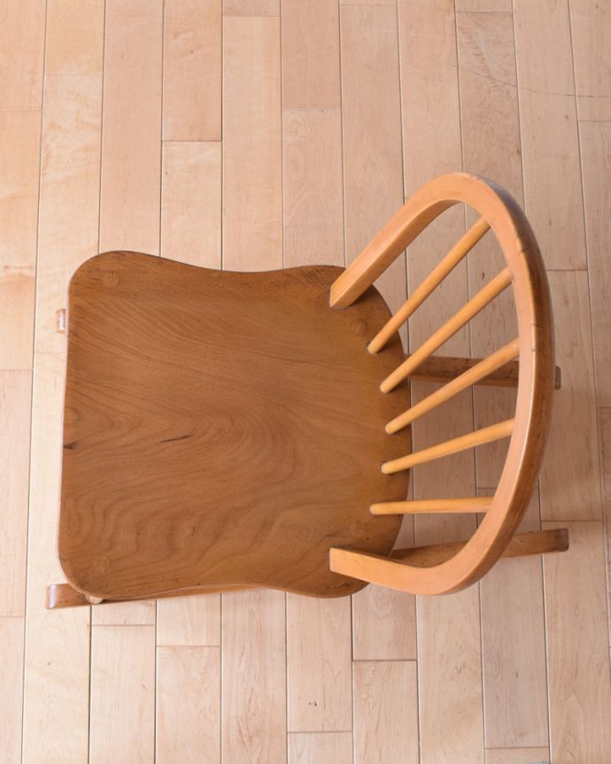 アーコールの家具　アンティーク チェア　英国アンティークの椅子、珍しい！引き出し付きの木製のロッキングチェア。座りやすい様に、太ももが当たる部分は座面がカットされて仕上げられています。(k-1236-c)
