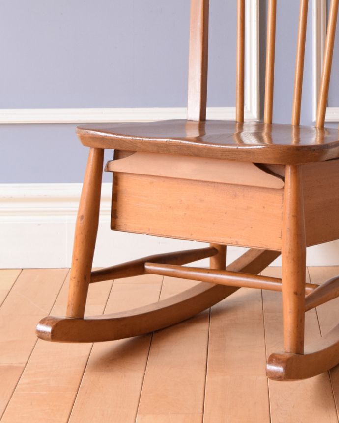 アーコールの家具　アンティーク チェア　英国アンティークの椅子、珍しい！引き出し付きの木製のロッキングチェア。メンテナンスをしっかりしているので大柄な男性でも安心してお掛けください。(k-1236-c)