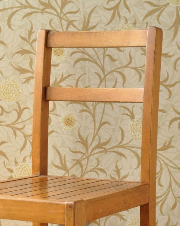 キッチンチェア　アンティーク チェア　子ども用の小さなサイズが可愛いアンティーク椅子、チャイルドチェア。なんだか懐かしい素朴なデザイン。(k-1237-c)