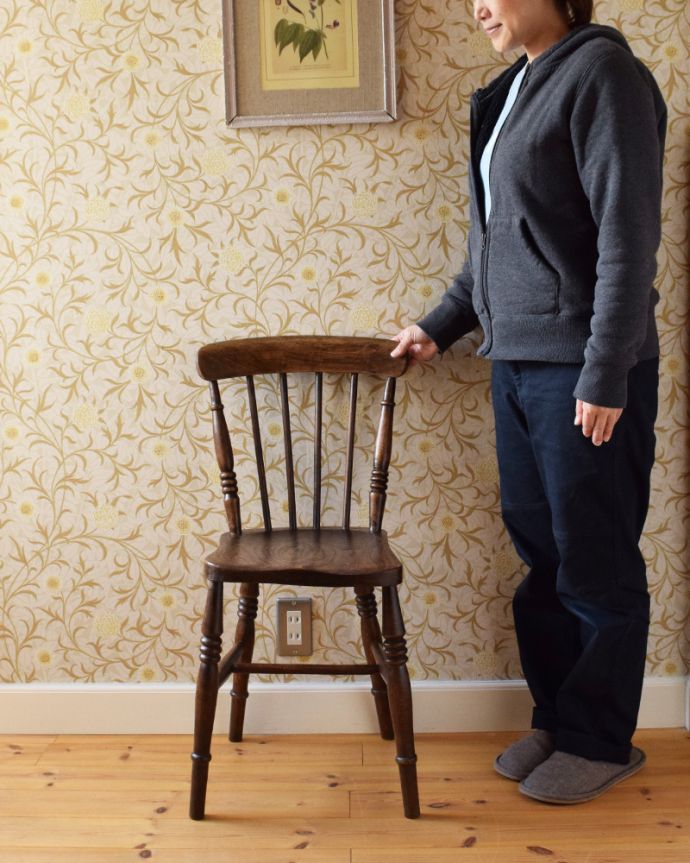 キッチンチェア　アンティーク チェア　イギリス輸入のアンティーク椅子、彫りがお洒落なキッチンチェア。インテリアとして置いても絵になります。(k-1238-c)