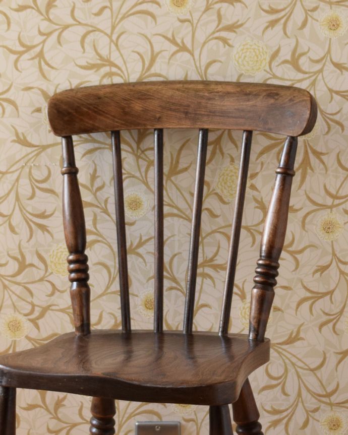 キッチンチェア　アンティーク チェア　イギリス輸入のアンティーク椅子、彫りがお洒落なキッチンチェア。キズや汚れ、木目や色は1脚1脚微妙に違いますが、どれもキレイに仕上げています。(k-1238-c)