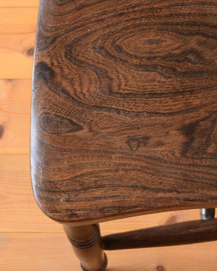 キッチンチェア　アンティーク チェア　イギリス輸入のアンティーク椅子、彫りがお洒落なキッチンチェア。板座のチェアは、木の温もりが感じられるので、木の家具が好きと言う方にオススメです！。(k-1238-c)