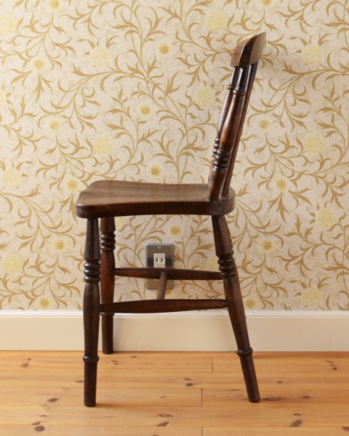 キッチンチェア　アンティーク チェア　イギリス輸入のアンティーク椅子、彫りがお洒落なキッチンチェア。しっかりと支えてくてる背もたれの角度は、長く座っていても疲れません。(k-1238-c)