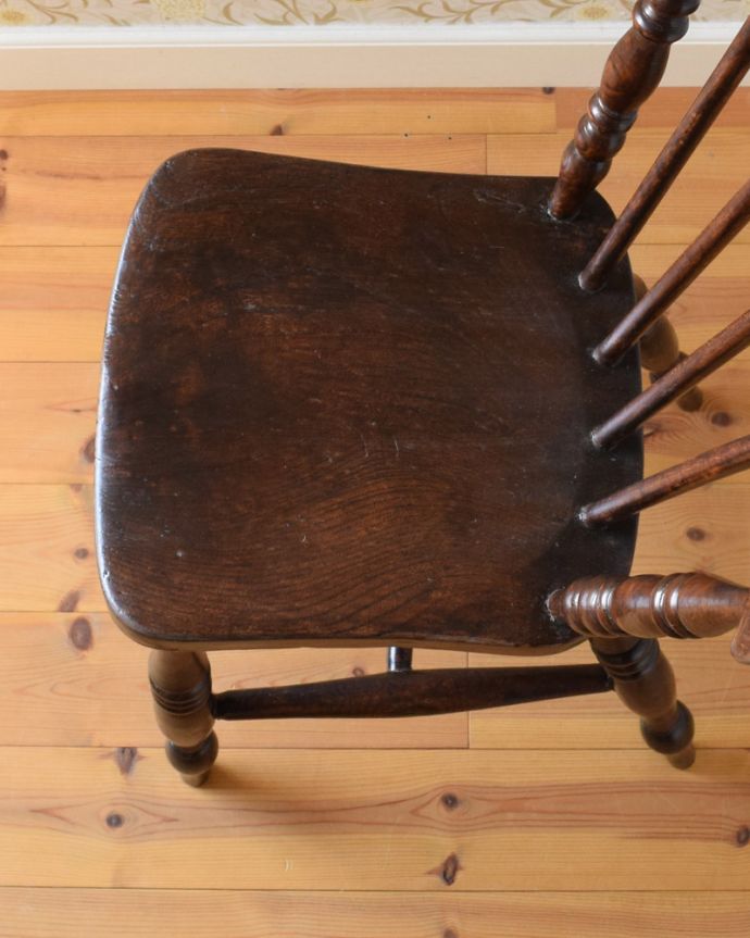 イギリス輸入の1920年代のアンティーク椅子、彫りがお洒落なキッチン