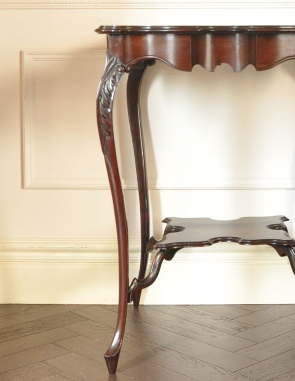 ロイドテーブル　アンティーク家具　マホガニー材のアンティーク英国家具、美しい脚のオケージョナルテーブル。リビングや寝室、和室などいろんな場面で、大活躍のオケージョナルテーブル。(k-1239-f)