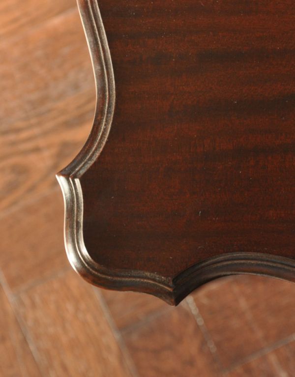 ロイドテーブル　アンティーク家具　マホガニー材のアンティーク英国家具、美しい脚のオケージョナルテーブル。マホガニー材が高級感をさらにアップさせています。(k-1239-f)
