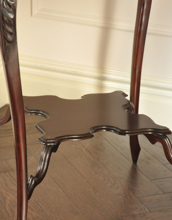 ロイドテーブル　アンティーク家具　マホガニー材のアンティーク英国家具、美しい脚のオケージョナルテーブル。下にはちょっとした物置があります。(k-1239-f)