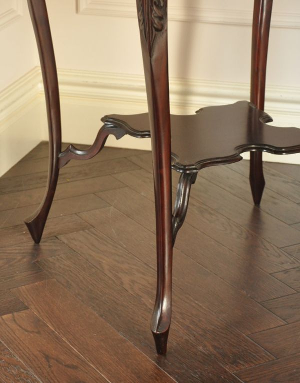 ロイドテーブル　アンティーク家具　マホガニー材のアンティーク英国家具、美しい脚のオケージョナルテーブル。上品な脚先です。(k-1239-f)