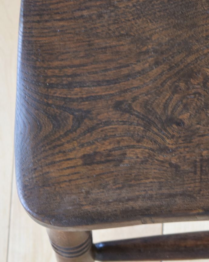 ダイニングチェア　アンティーク チェア　イギリス輸入のアンティークの椅子、ナチュラルで使いやすいキッチンチェア。板座のチェアは、木の温もりが感じられるので、木の家具が好きと言う方にオススメです！。(k-1240-c)