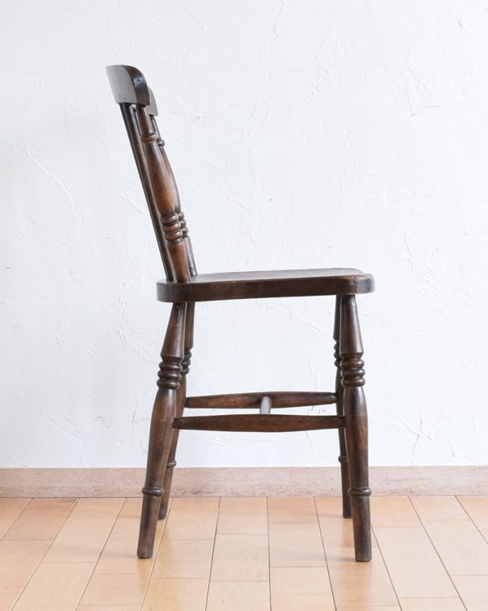 ダイニングチェア　アンティーク チェア　イギリス輸入のアンティークの椅子、ナチュラルで使いやすいキッチンチェア。しっかりと支えてくてる背もたれの角度は、長く座っていても疲れません。(k-1240-c)