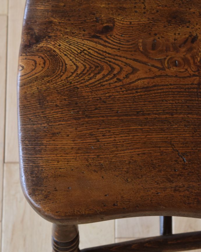 キッチンチェア　アンティーク チェア　背もたれがポイントのイギリス輸入のアンティークキッチンチェア。板座のチェアは、木の温もりが感じられるので、木の家具が好きと言う方にオススメです！。(k-1241-c)
