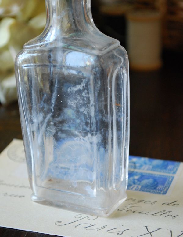 アンティーク ガラスボトル　アンティーク雑貨　イギリスで見つけたほっこりした雰囲気が可愛いアンティークガラスボトル 。ほっこりした気分になるアンティークのガラス瓶今の時代、プラスチックやペットボトルが当たり前だけれど、当時はこんなに可愛いビンの中に入れられていたんだな･･･って。(k-1241-z)