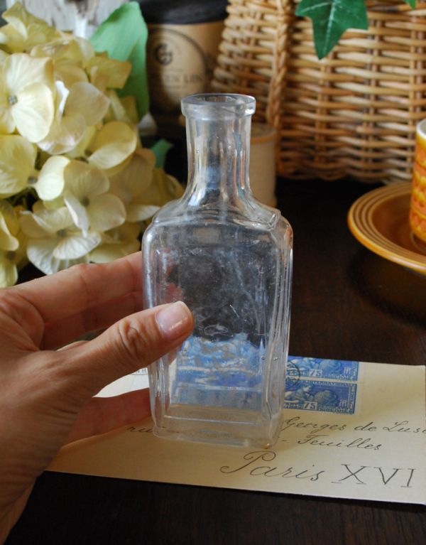 アンティーク ガラスボトル　アンティーク雑貨　イギリスで見つけたほっこりした雰囲気が可愛いアンティークガラスボトル 。後ろ側を見ると･･･なんとなくゆがんでいたり、気泡が入っていたり･･･そこがアンティークらしさです。(k-1241-z)