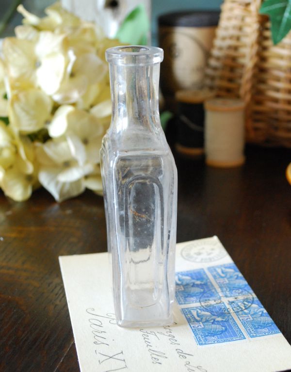 アンティーク ガラスボトル　アンティーク雑貨　イギリスで見つけたほっこりした雰囲気が可愛いアンティークガラスボトル 。横から見ると･･･アンティークなので多少のキズ・汚れがある場合があります。(k-1241-z)