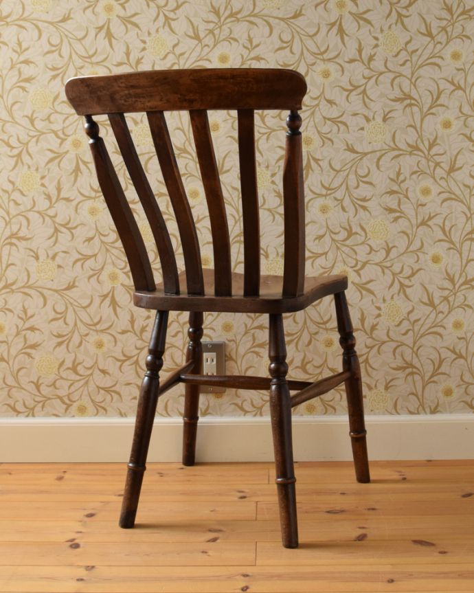 キッチンチェア　アンティーク チェア　イギリスで出会ったアンティークの椅子、ナチュラルで使いやすいキッチンチェア。後ろから見ると・・・雰囲気たっぷりでなんとも様になっています。(k-1246-c)