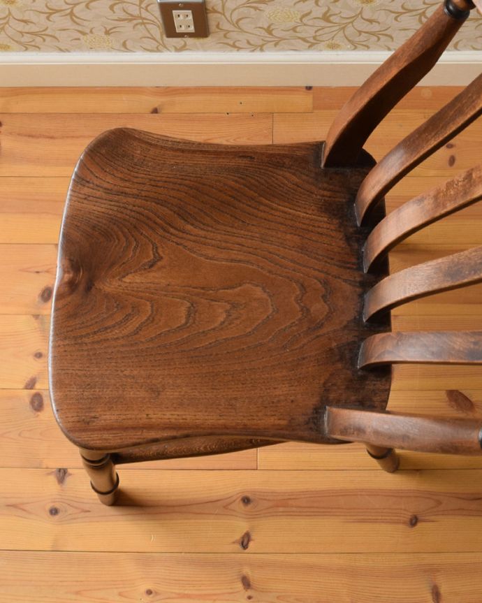 キッチンチェア　アンティーク チェア　イギリスで出会ったアンティークの椅子、ナチュラルで使いやすいキッチンチェア。角が丸い座面なので、小さいお子様がいるご家庭でも安心です。(k-1246-c)