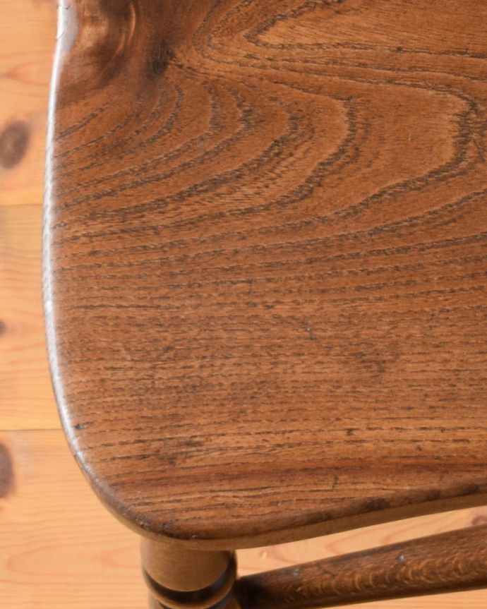 キッチンチェア　アンティーク チェア　イギリスで出会ったアンティークの椅子、ナチュラルで使いやすいキッチンチェア。板座のチェアは、木の温もりが感じられるので、木の家具が好きと言う方にオススメです！。(k-1246-c)
