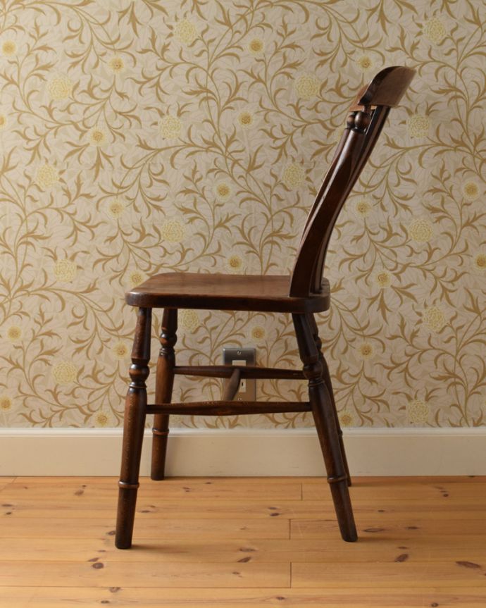 キッチンチェア　アンティーク チェア　イギリスで出会ったアンティークの椅子、ナチュラルで使いやすいキッチンチェア。しっかりと支えてくてる背もたれの角度は、長く座っていても疲れません。(k-1246-c)